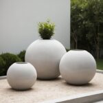 Beton gömbök csoportos elrendezésben, minimalista kertben